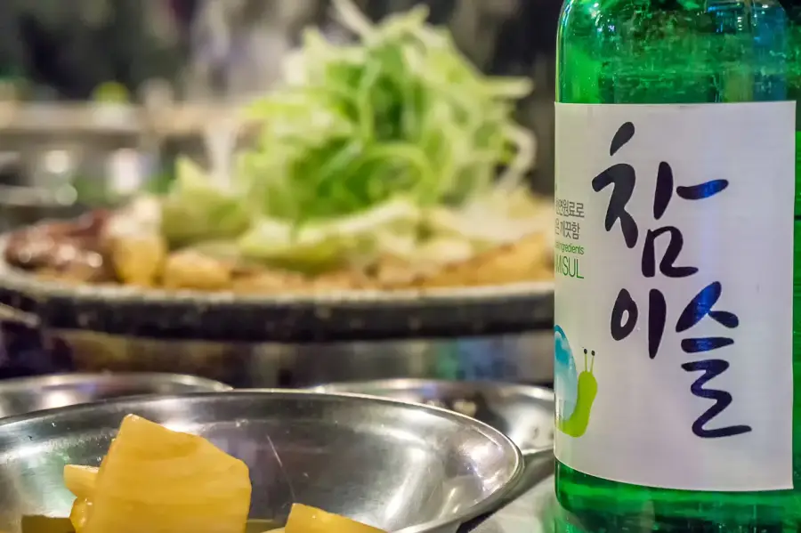 술마시면 살찌는 이유 - 뒤에 흐릿하게 안주 앞 찬이슬 술병