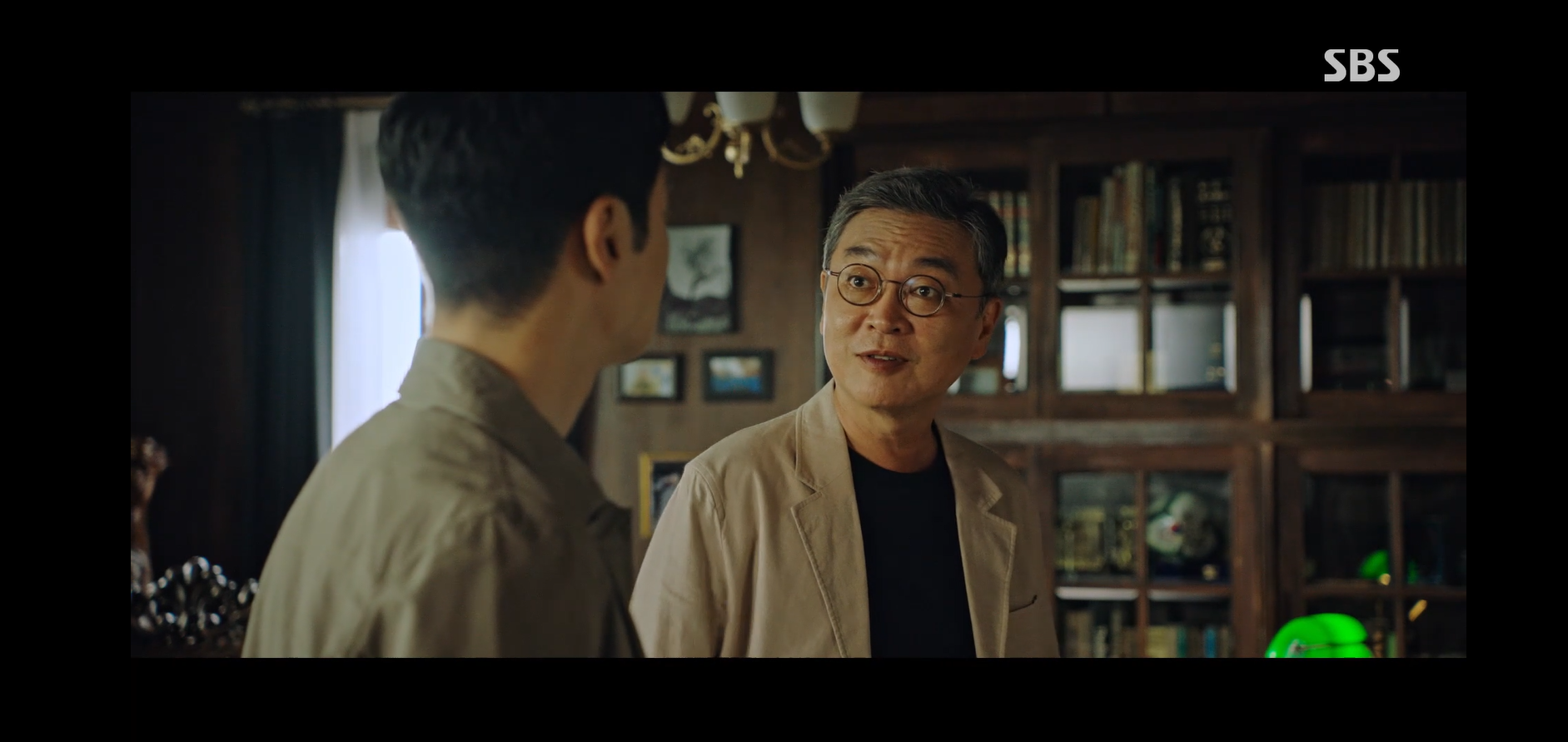 모범택시 시즌2 도기와 성철이 대화하고 있다.