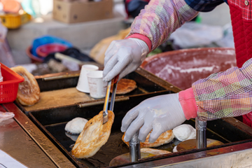시장에서 호떡을 부치는 모습