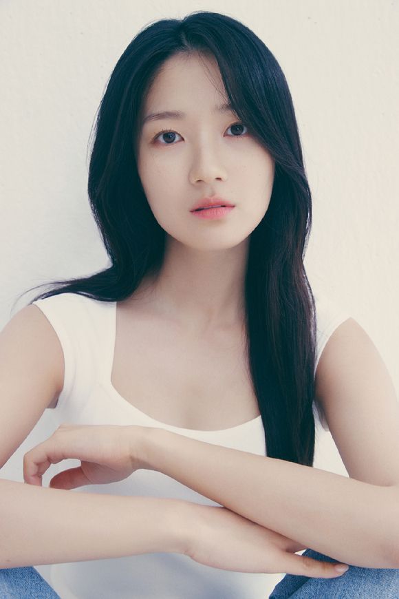 배우 김혜윤이 tvN 월화드라마 '선재 업고 튀어' 종영 인터뷰에 앞서 프로필 촬영에 임하고 있다. [사진=아티스트컴퍼니]