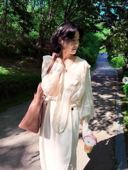 자연스러운 헤어와 내추럴 메이크업으로 완성한 정은채의 데일리 패션룩