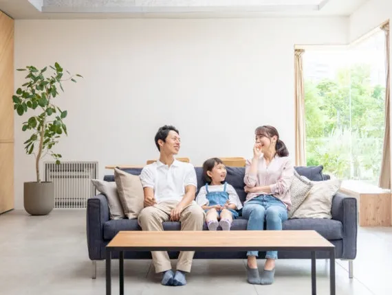 가족이 대화하는 모습