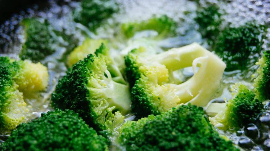 뜨거운 물에 데치는 브로콜리