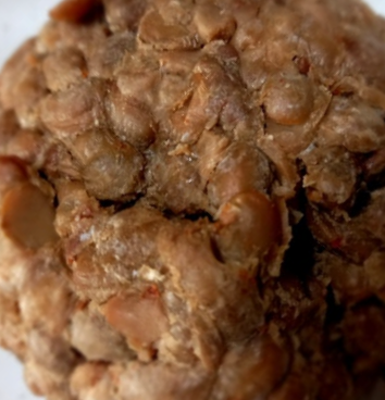 하얀 진이 끈적하게 늘어나는 발효가 잘 된 신선한 청국장 콩 알갱이의 모습.