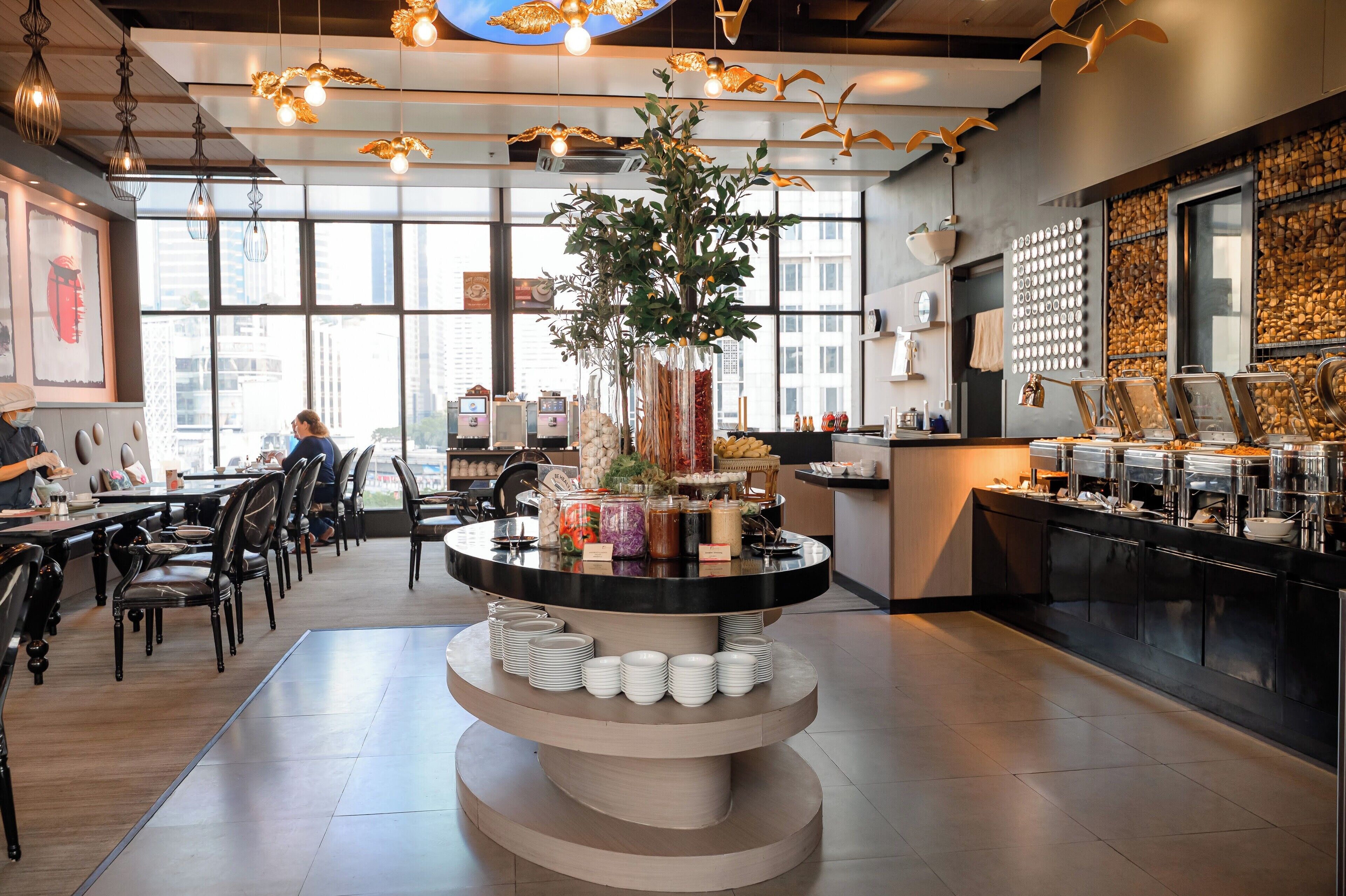 Hotel Clover Asoke 수영장&amp;#44; 조식 식당&amp;#44; 객실의 모습