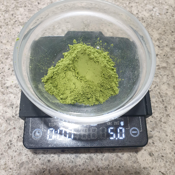 종지에 말차가루 5g이 저울위에 올려져있다.