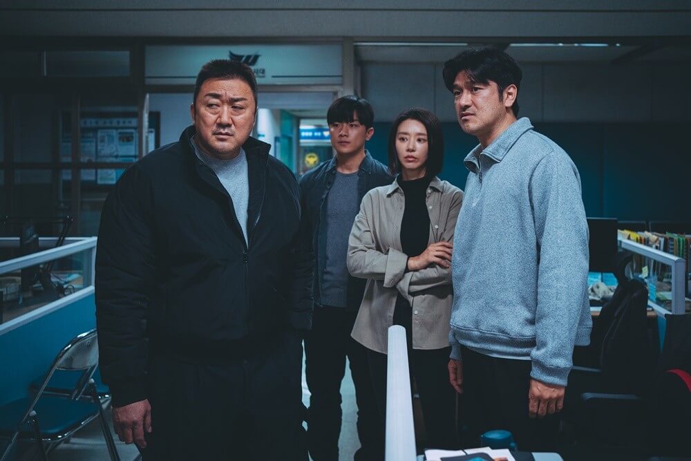 온라인 불법 도박 조직을 잡기 위해 투입된 사이버 수사대의 한지수와 강남수