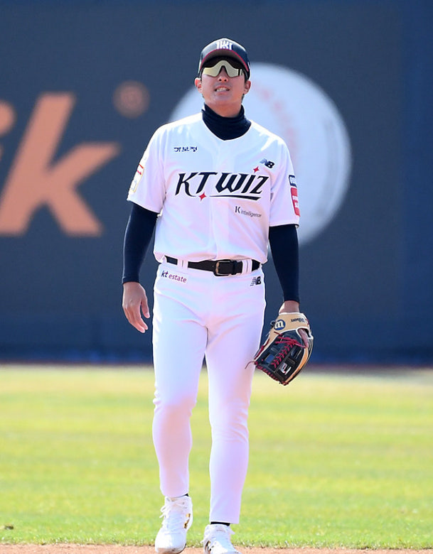 KT 황재균 FA 협상 중 20년 프로 생활 은퇴 결정