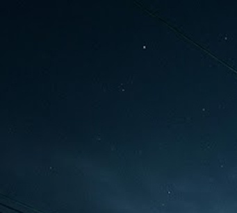 AI 데이터센터와 대형 변압기가 에너지 케이블로 연결된 미래 지향적인 야경 이미지입니다.
