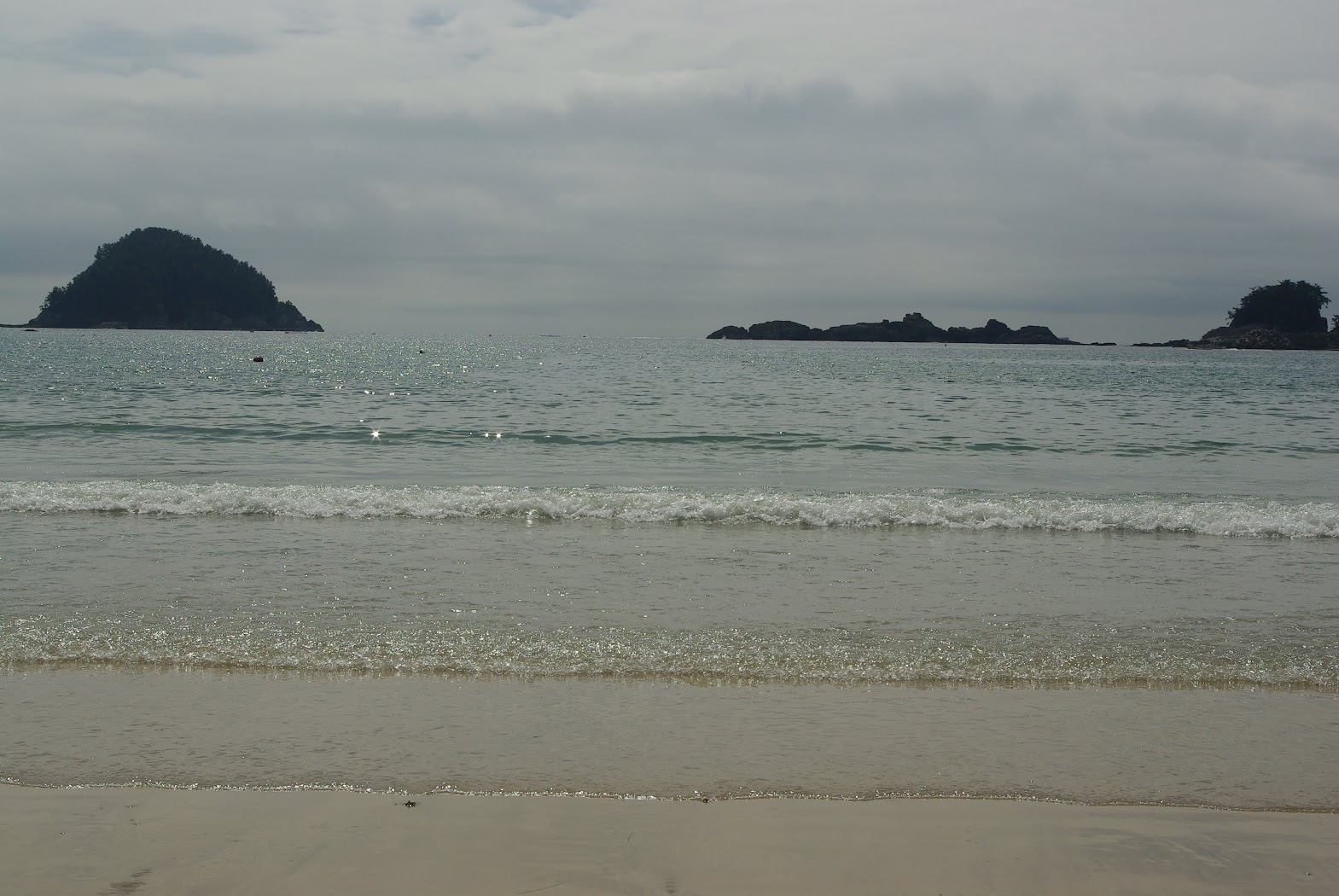 상주 은모래비치 앞 해변과 멀리 보이는 작은 섬들