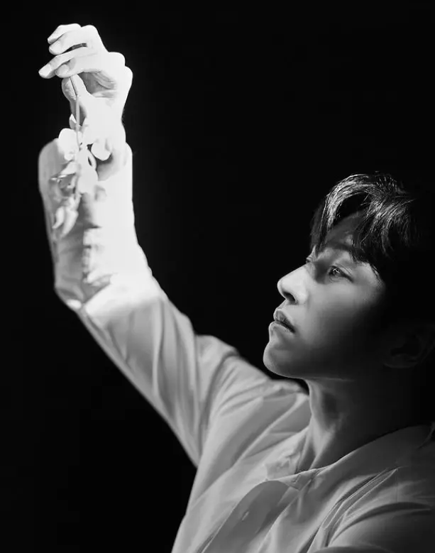 솔로지옥 3 - 흑백사진 흰 셔츠를 입고 오른손으로 나뭇잎을 위로 들고 얼굴을 들어 나뭇잎을 보고있는 윤하빈