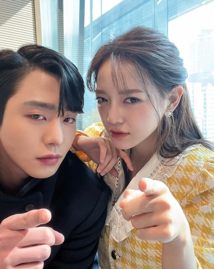 남자와여자-손가락으로가리키는모습