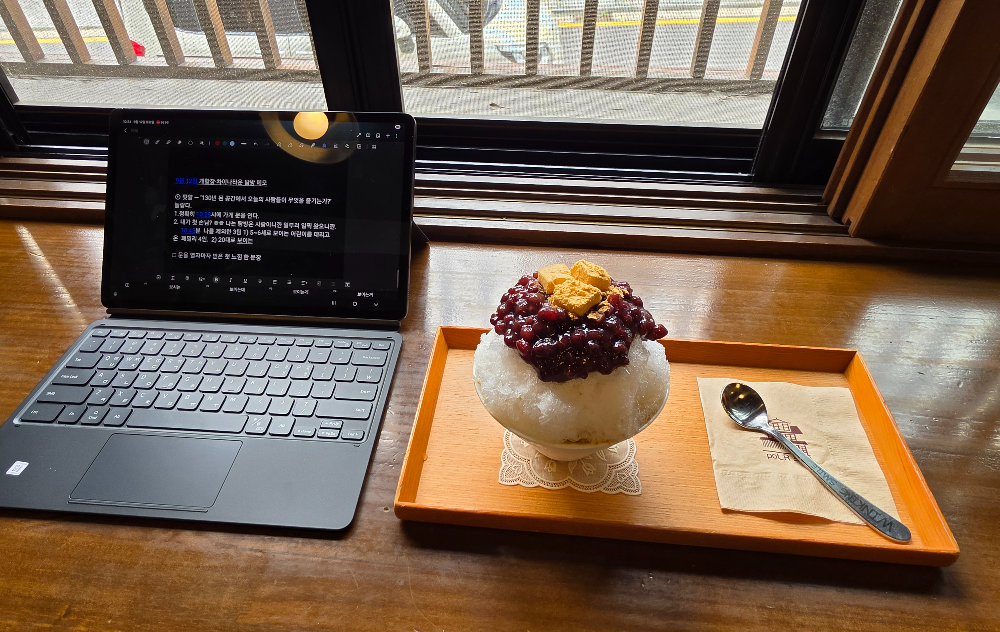 팟알 창가 원목 테이블에 차려진 수제 팥빙수