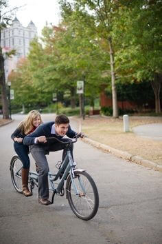 2인용-자전거를-연인이-함께-타면서-오르막길을-올라가는-모습