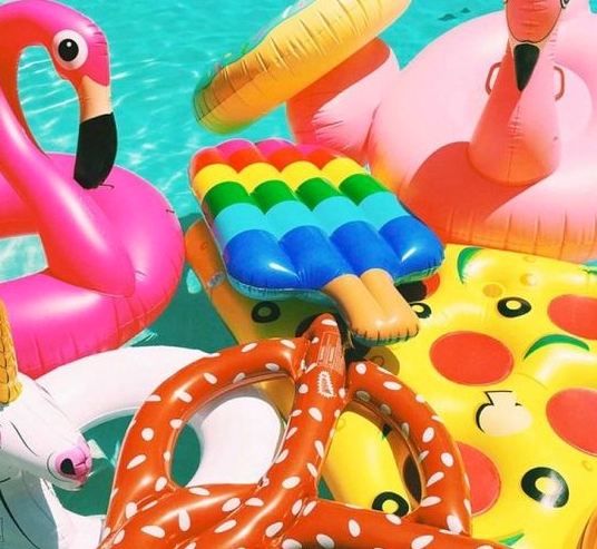 시원한 해변 느낌이 나는 여름 인사 이미지