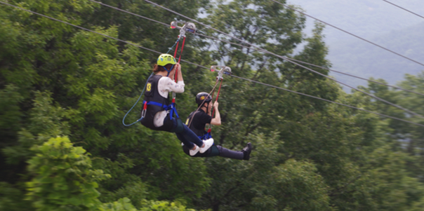 짚와이어-타는모습