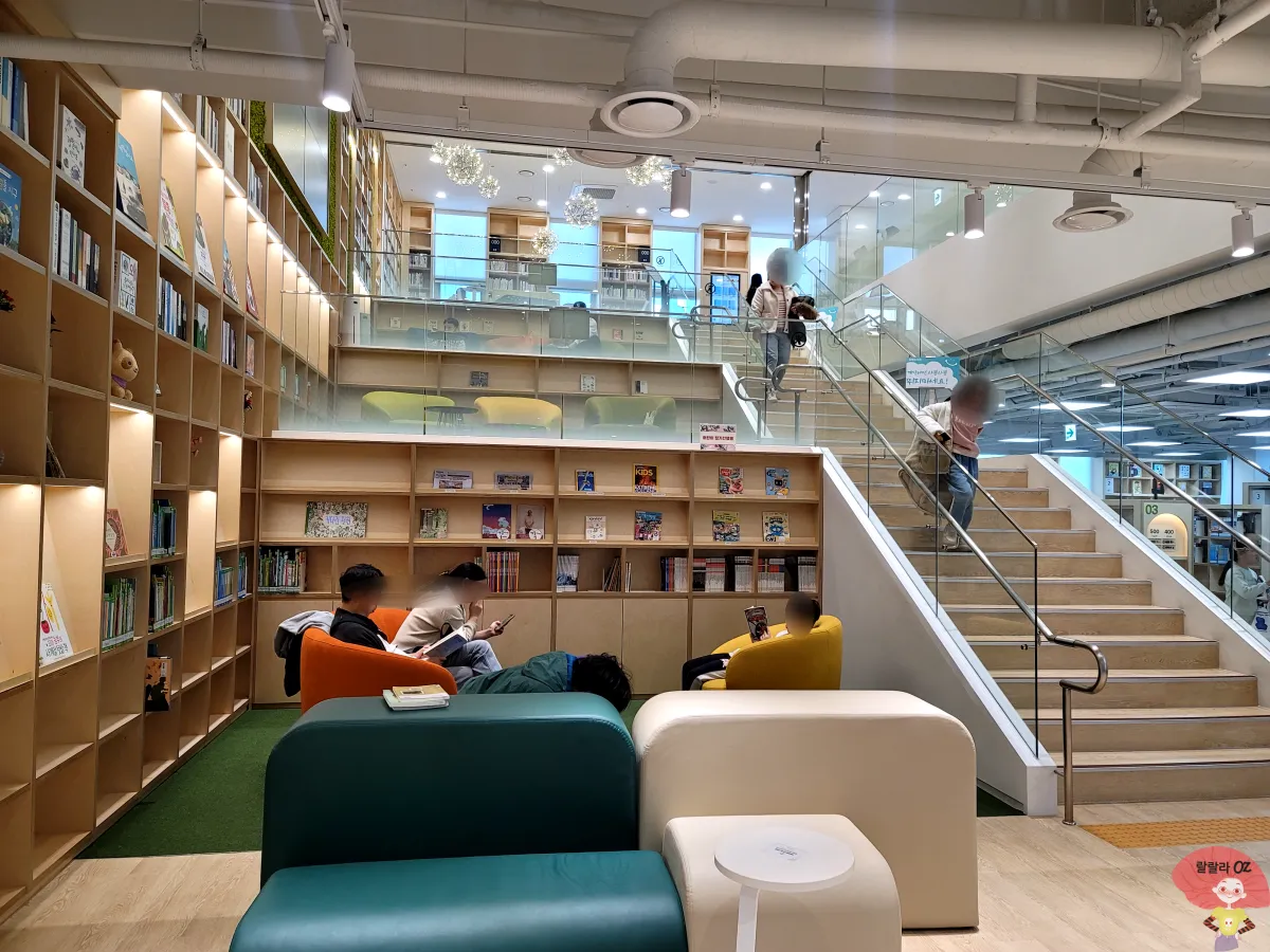 경기도-구리시-갈매도서관-4층-어린이와-청소년-도서실-독서중인-사람들