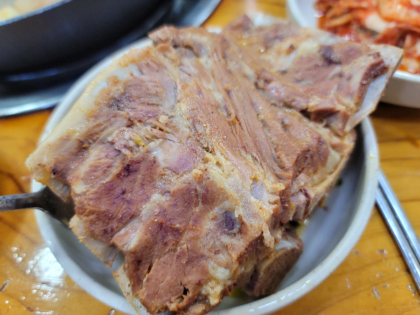 조마루 감자탕 뼈 한 덩이