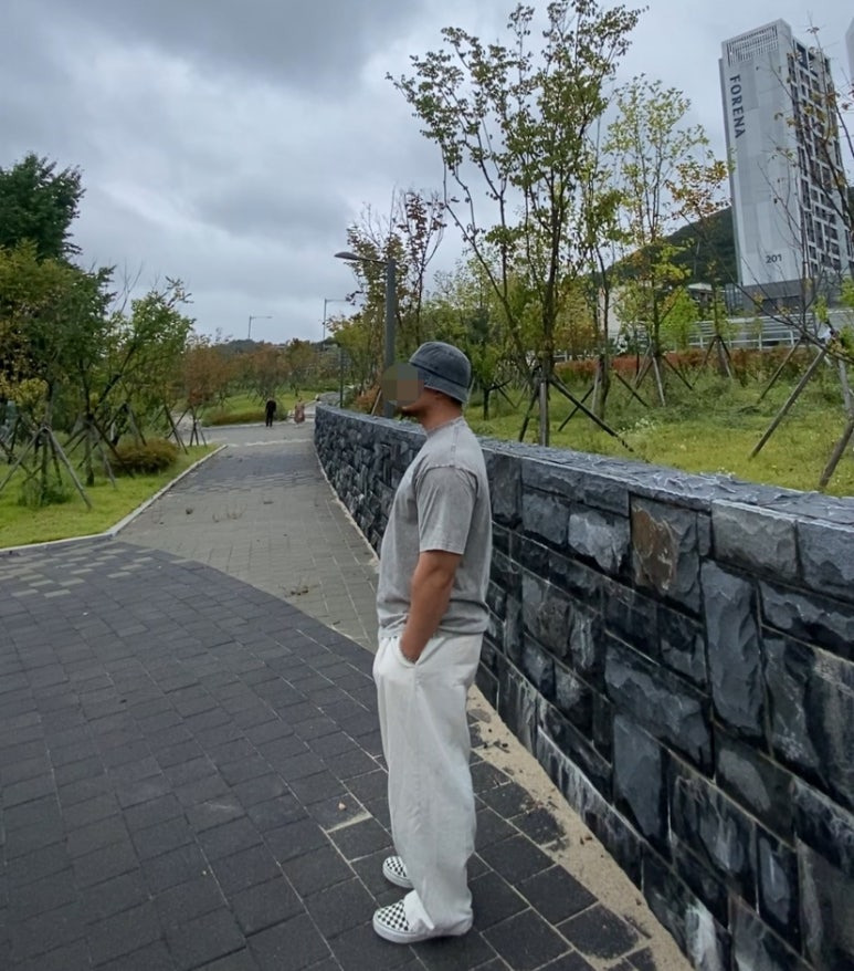 데일리룩('25. 10. 7.)루오에스펙 오버핏 워싱 라인 버킷햇, 크림소다랩 스톤워싱 피그먼트 쿼터 그레이화이트 티셔츠, 무신사스탠다드 무신사 데님와이드 벌룬팬츠, 반스 체커보드