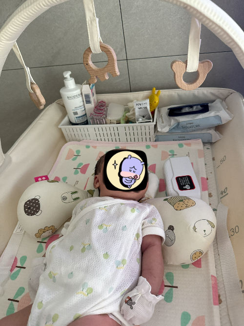 소베맘 기저귀 갈이대에 누워있는 아기 사진