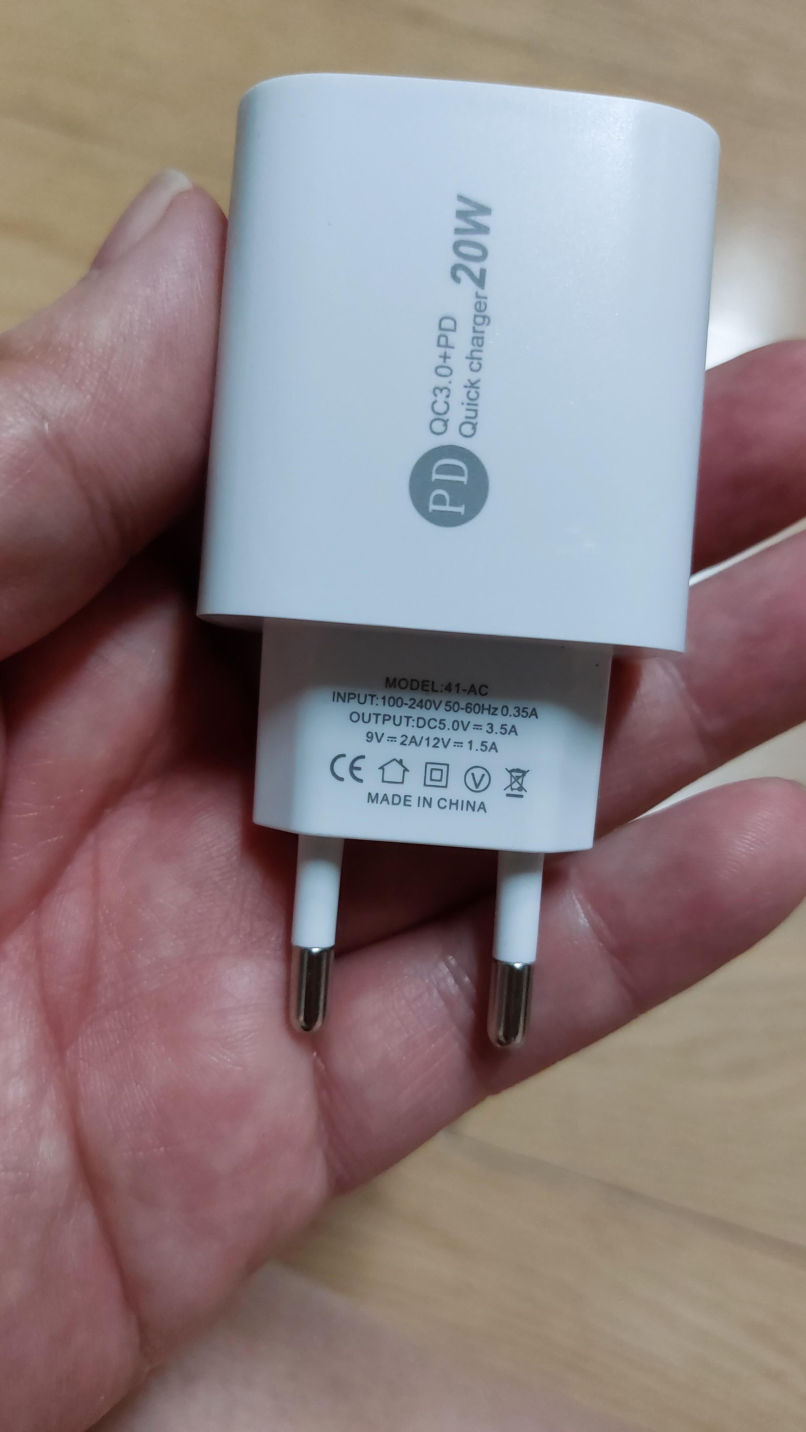 알리 20W 듀얼충전기 플러그 모양 및 충전 출력