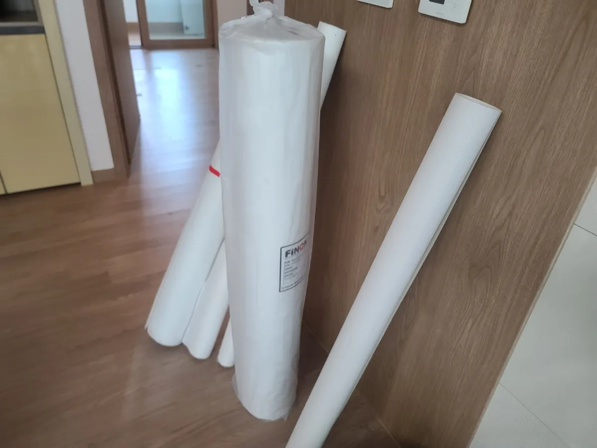 하얀색의-초배지와-하얀색-벽지가-거실에-있다