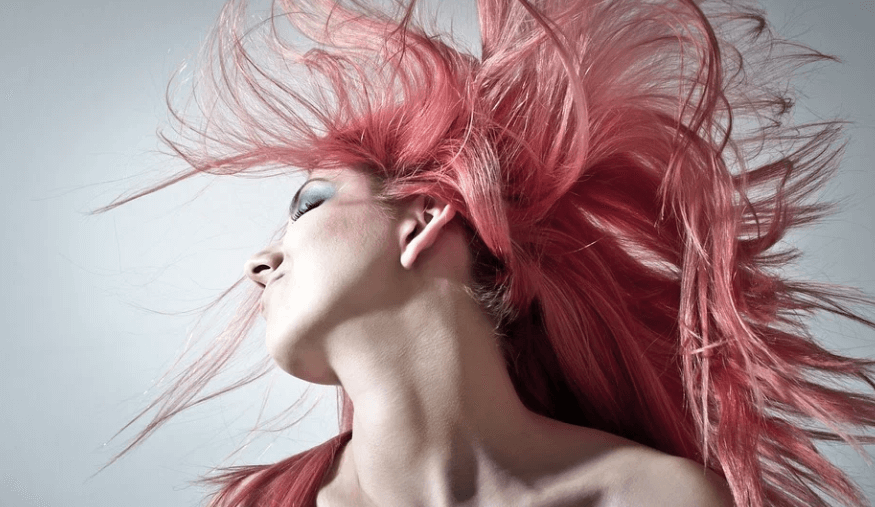 빨강색으로 머리카락을 염색한 미인