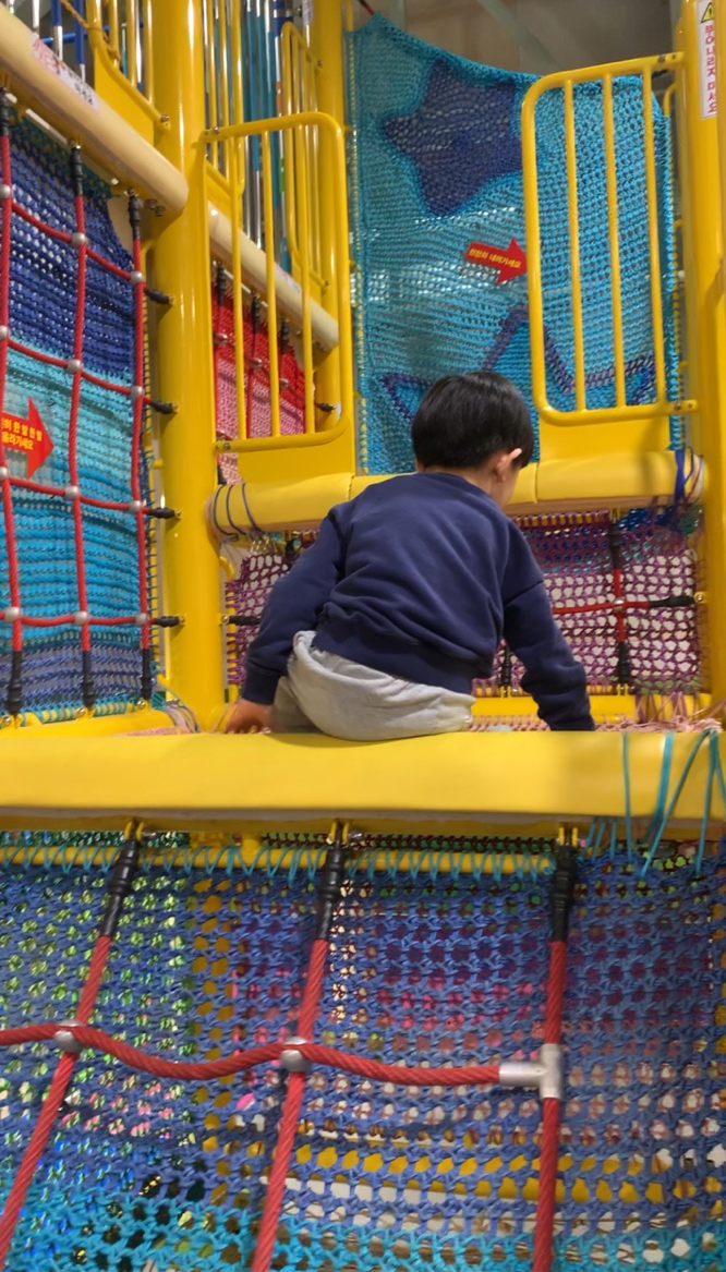 춘천꿈자람어린이공원 실내공원 2층 네트오르기
