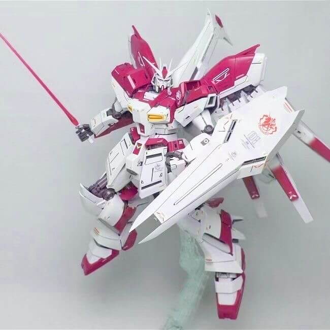 다반 하이뉴 정면 광선검을 들고 있는 모습