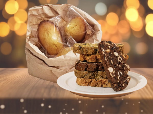 나무 테이블 위에 마들렌과 비스코티가 놓여있다.