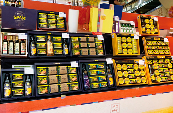 명절에 즐비한 스팸선물세트