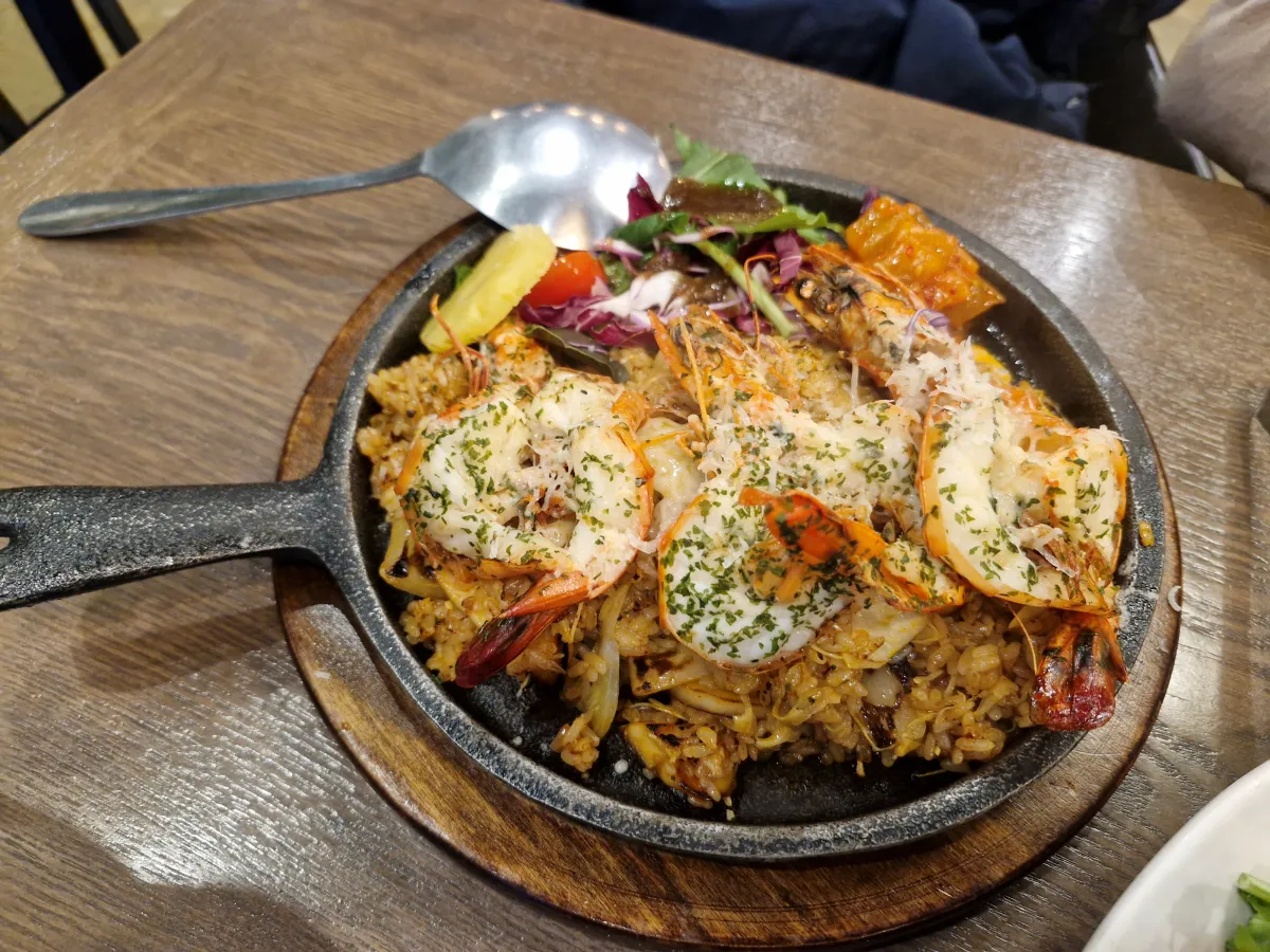 통새우-리조또가-담겨져-있는-철판