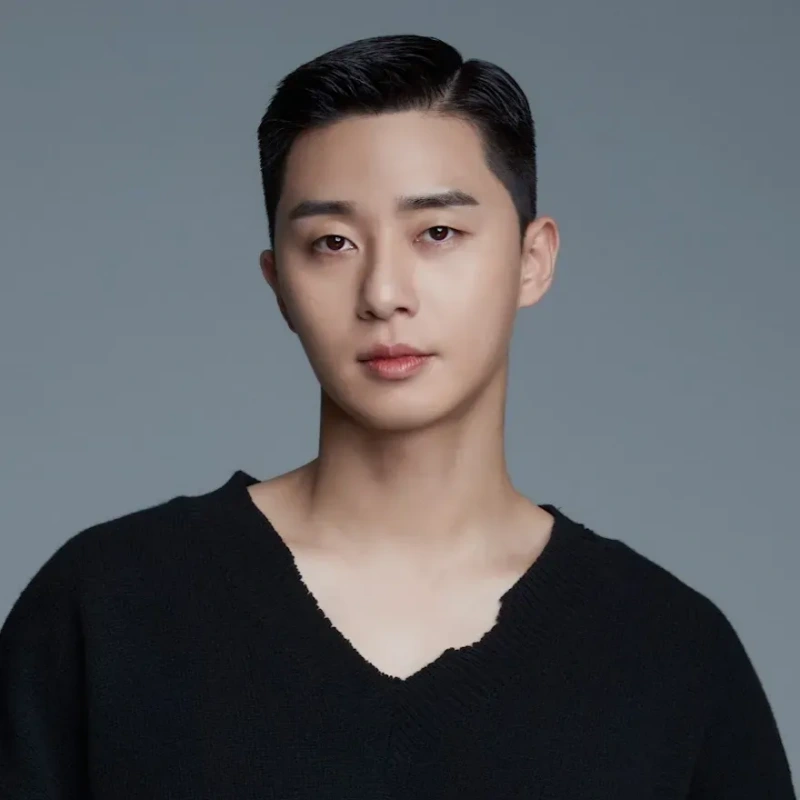 검은 티에 짧은 머리의 박서준