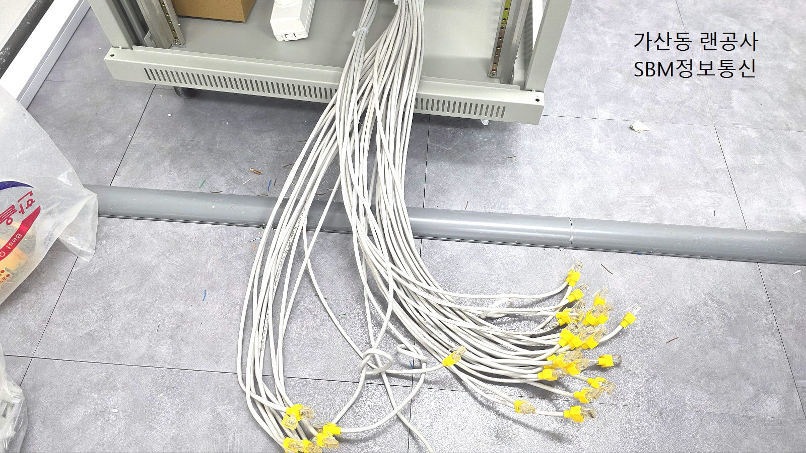 RJ45 커넥터 및 노란색 부트 작업 사진