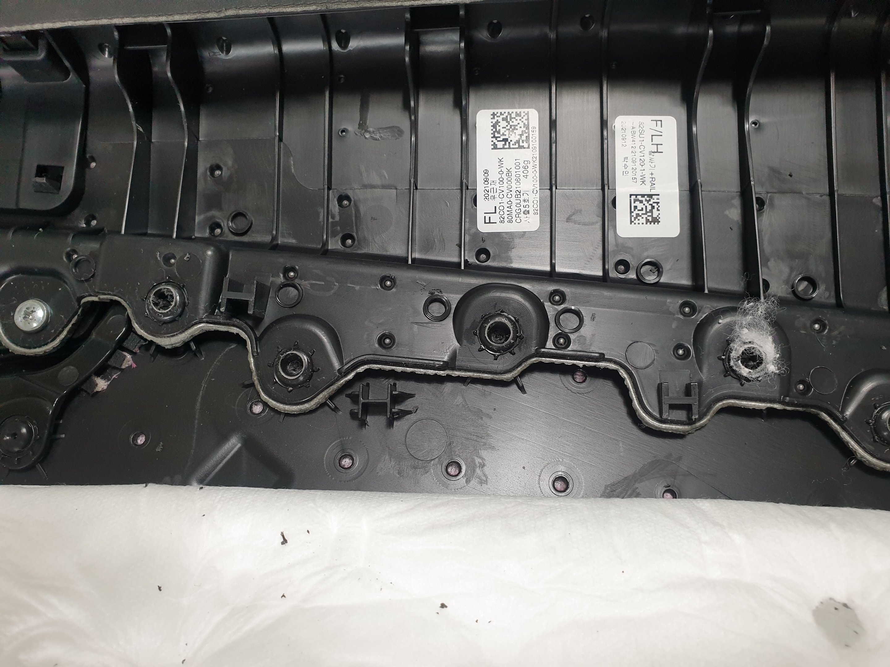 트립 상하단 고정 부위