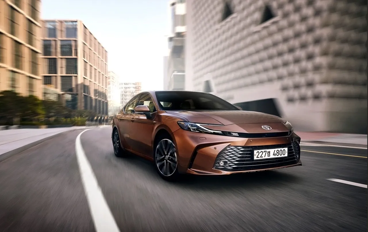 2025 토요타 캠리 하이브리드 차량 및 정보 이미지