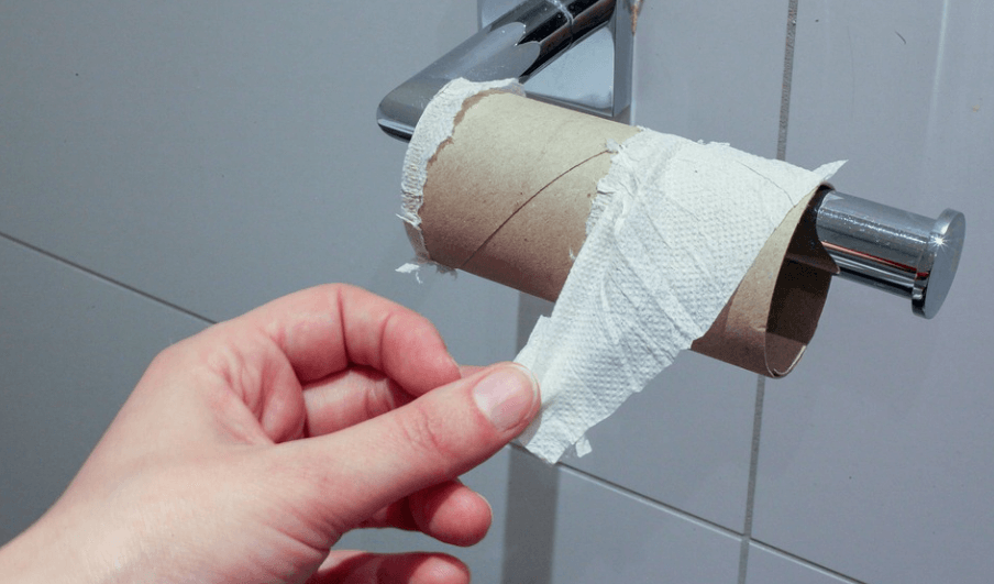 항문에서 피가 나는 이유로 화장지를 찾는데 없다