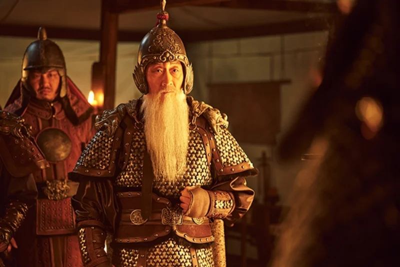 명의 갑옷을 입고 긴 흰수염을 하고 서 있는 등자룡 역의 배우 허준호