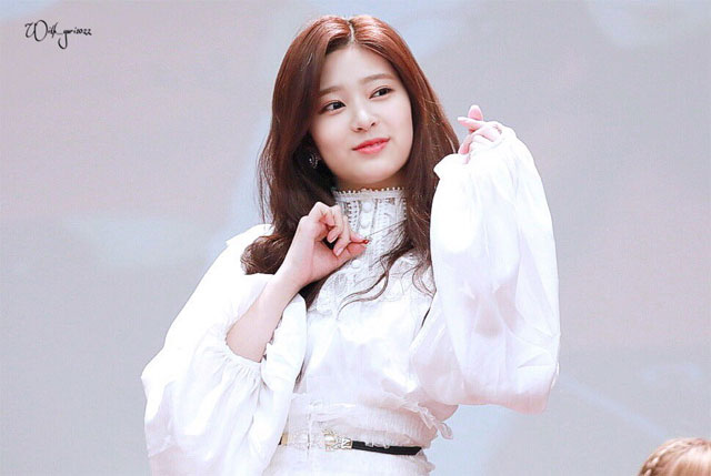 사랑스러운 모습 여자 연예인들 사진모음