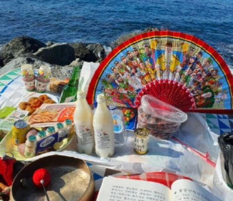 진해 바다에서 부채 놓고 제사 하는 장면