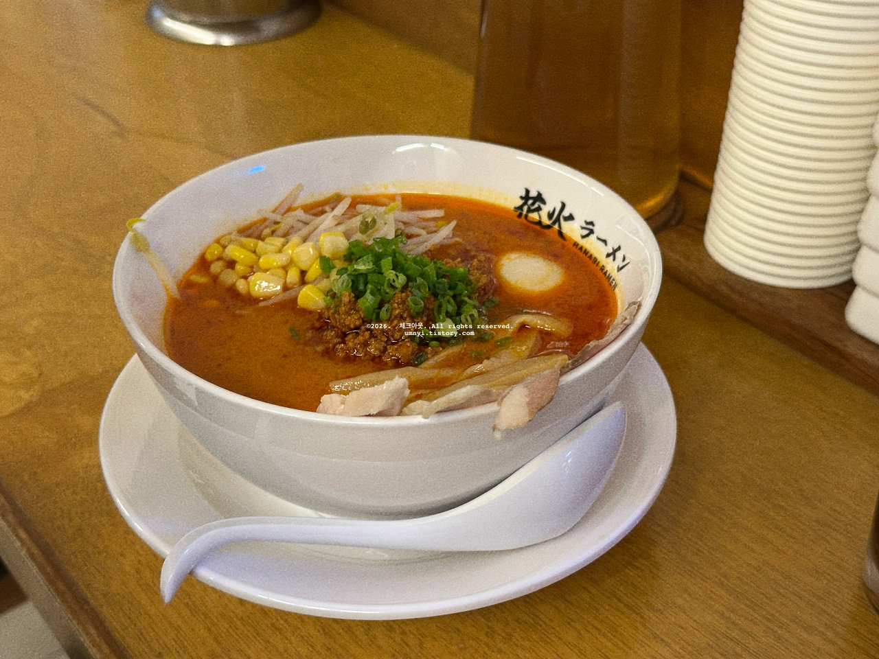 수원 인계동 나혜석거리 일본 라멘 맛집 추천 하나비라멘 식당에서 주문한 카라 미소라멘을 촬영한 사진