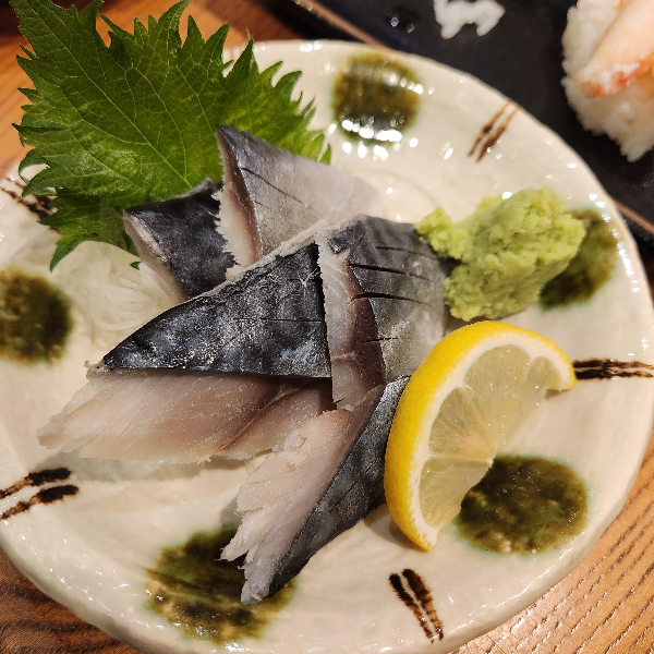 고등어 사시미도 있다. 레몬과 와사비도 같이 올려져 있다.