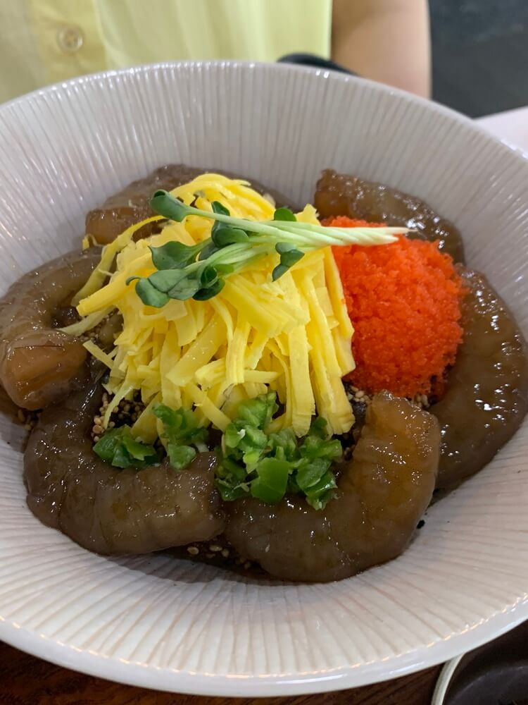 두툼한 새우와 많이 올라간 날치알