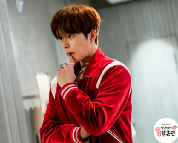 의상실 빨간 외투를 입고 고민하고 있는 강태민