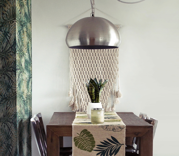 벽에 걸린 마크라메와 식물