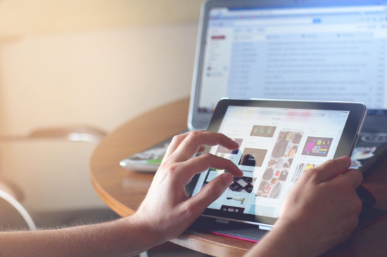 디지털 사용과 관련된 사진