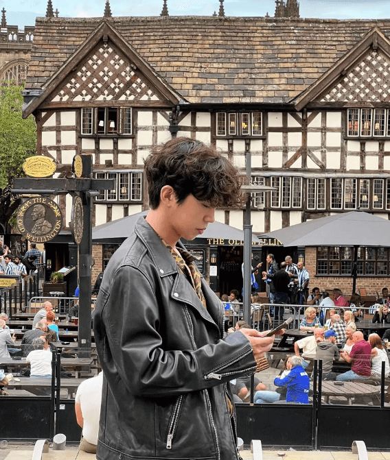 검은 레더자켓을 입응 임영웅의 옆모습