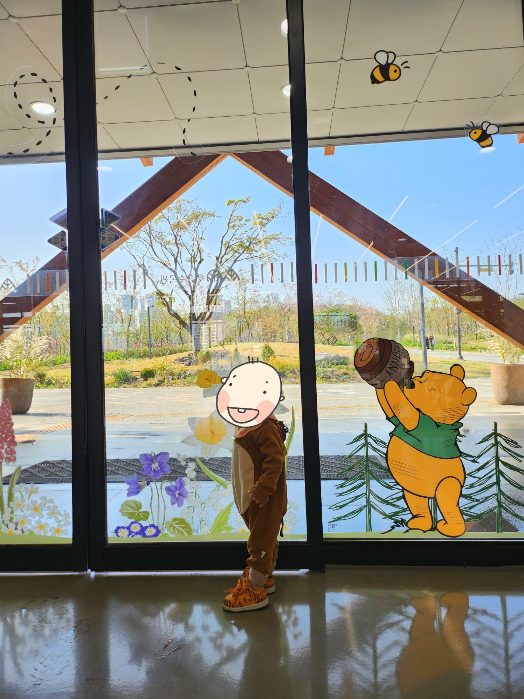 방문자센터 입구에 서있는 아기