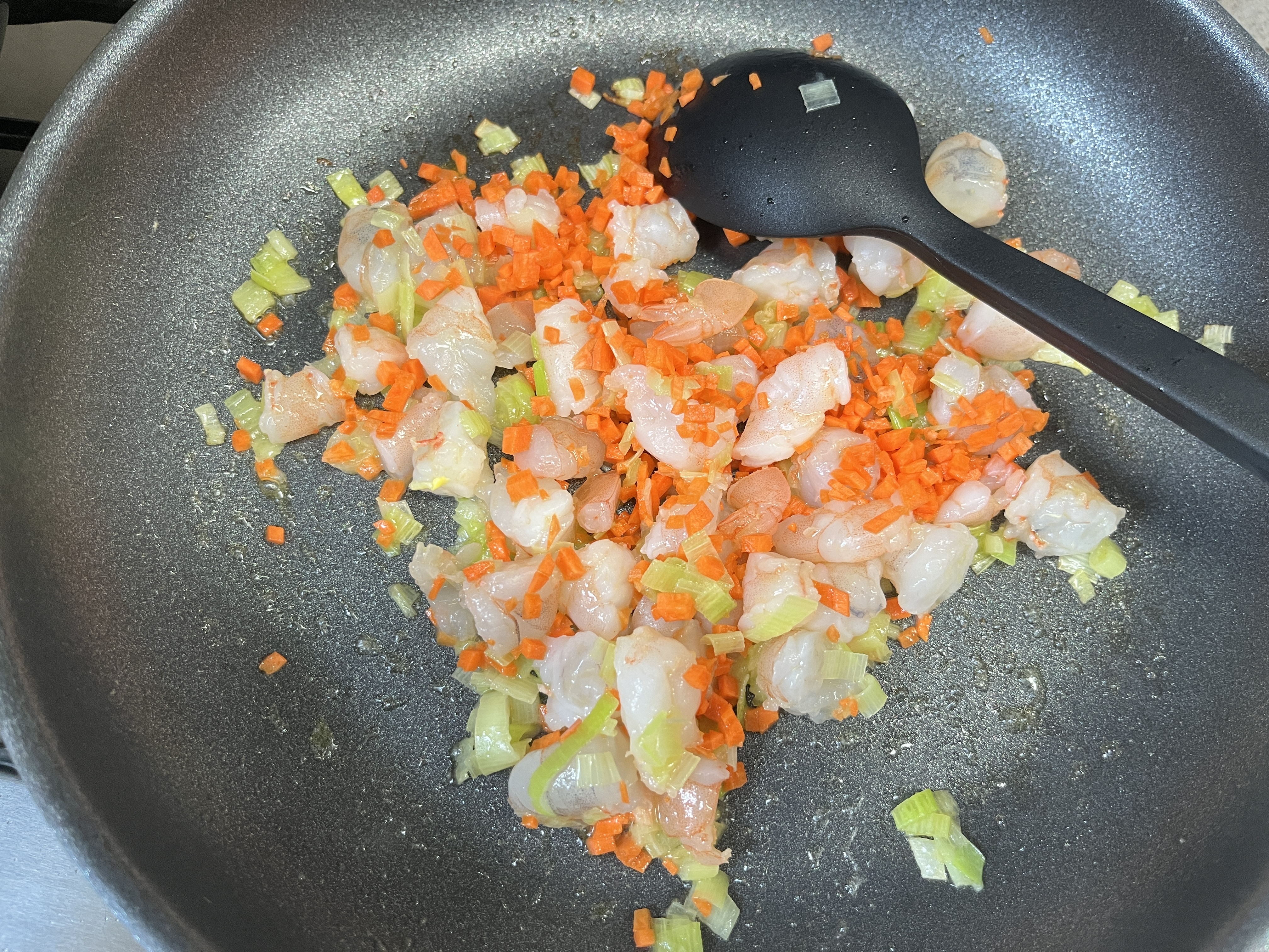 새우익으면 당근넣기