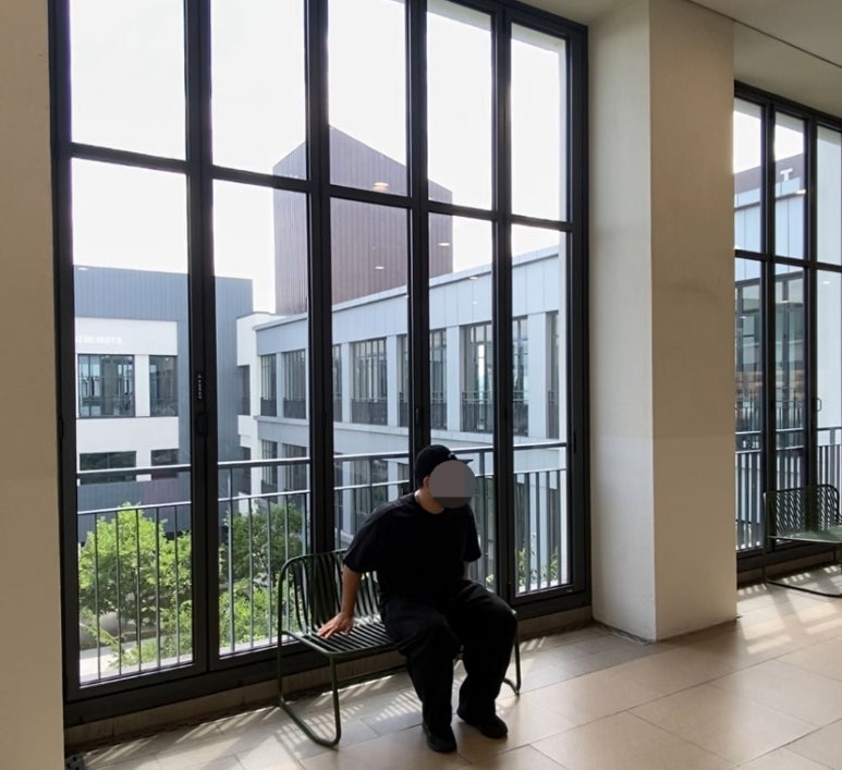 데일리룩(2025. 7. 22.)애터27 파라다이스 로고 빈티지 볼캡 블, 어커버 오버사이즈 반팔티셔츠 블랙, 무신사 무신사스탠다드 데님와이드 벌룬팬츠 블랙, 아식스 조그 100 블랙